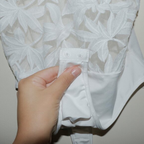 WHITE LACE BODY SUIT - Picture 3 of 11